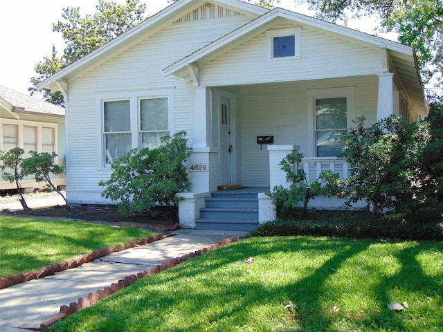 4620 Oak Ridge St, Houston, TX 77009 - bungalow-style home featuring a porch and a front lawn