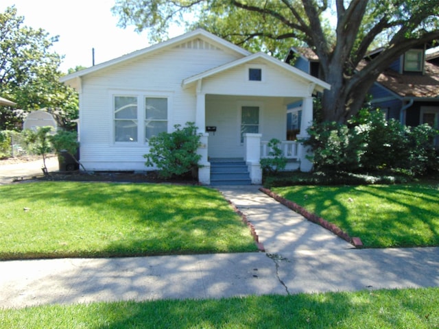 4620 Oak Ridge St, Houston, TX 77009 - bungalow-style house with covered porch and a front yard