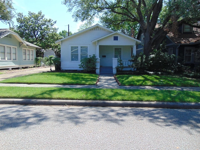4620 Oak Ridge St, Houston, TX 77009 - bungalow-style home with a porch and a front lawn
