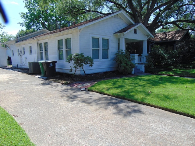 4620 Oak Ridge St, Houston, TX 77009 - view of front facade with central AC unit and a front yard