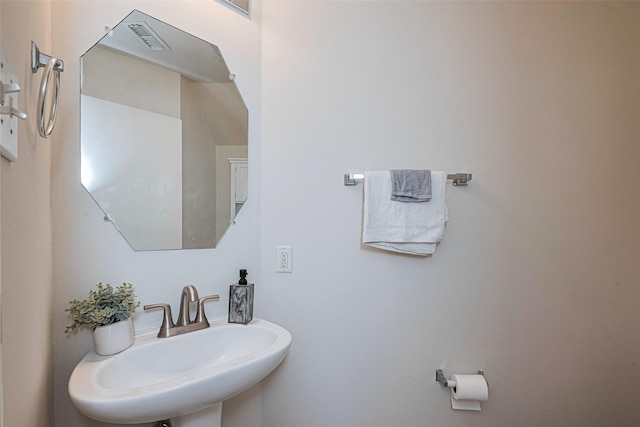 215 Pebble Canyon Ln, Dickinson, TX 77539 - bathroom featuring a sink