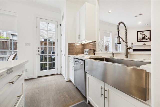 2842 Briarhurst Park, Houston, TX 77057 - kitchen with dishwasher, wood finished floors, a sink, and plenty of natural light