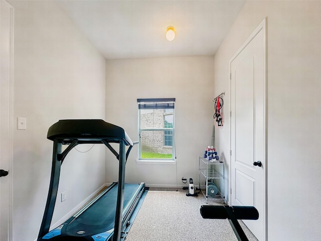 workout area with baseboards and carpet