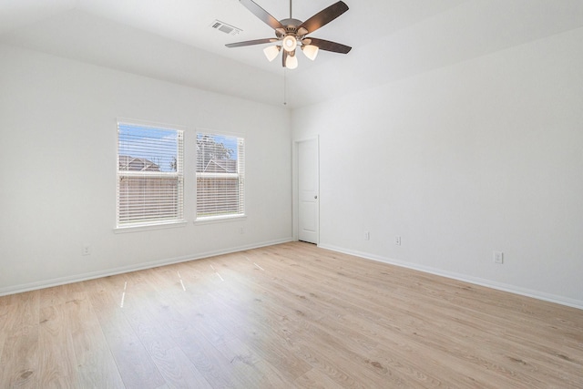 empty room featuring light wood-style floors, visible vents, baseboards, and ceiling fan
