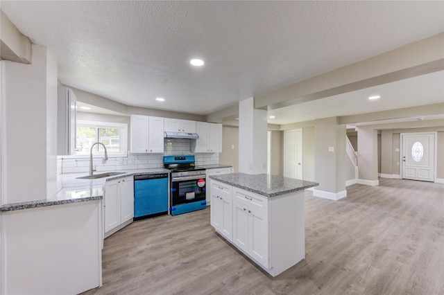 kitchen with a sink, electric range, decorative backsplash, dishwashing machine, and under cabinet range hood