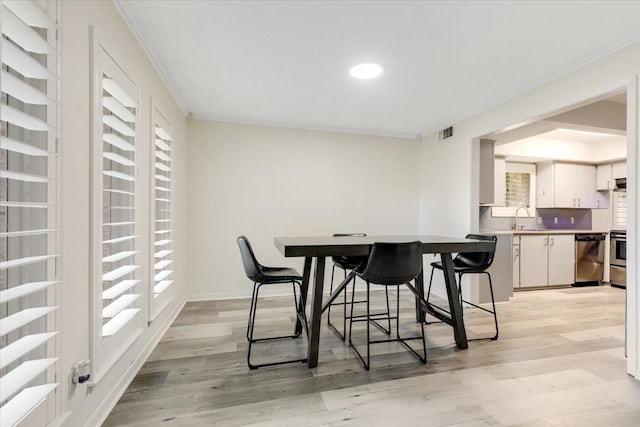 1330 Saxony Ln, Houston, TX 77058 - dining room with light wood-type flooring, baseboards, visible vents, recessed lighting, and ornamental molding