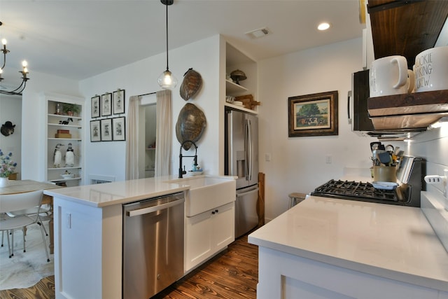 kitchen with dark wood-type flooring, visible vents, stainless steel appliances, and a sink