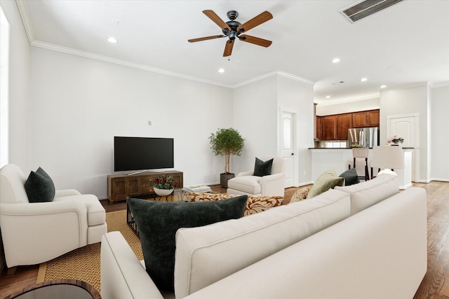 5308 Larkin St Unit B, Houston, TX 77007 - living area featuring recessed lighting, visible vents, light wood-style floors, crown molding, and ceiling fan