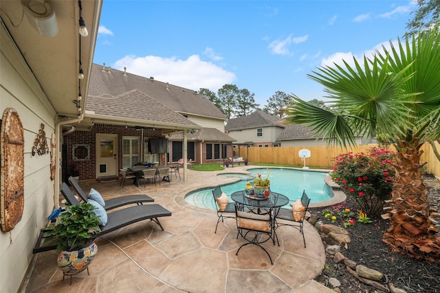 view of swimming pool featuring a fenced in pool, a fenced backyard, an in ground hot tub, outdoor dining space, and a patio
