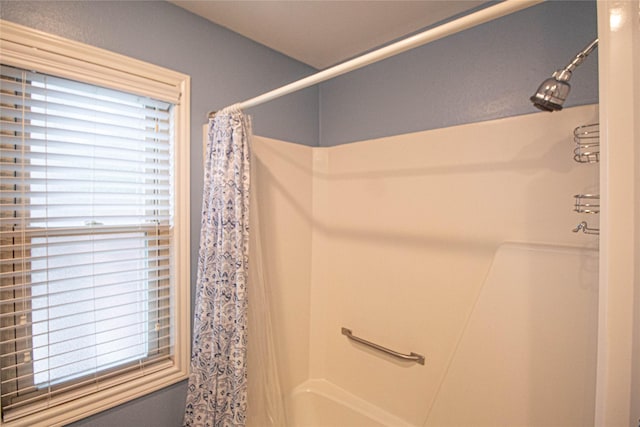 full bathroom featuring a wealth of natural light and a shower with curtain