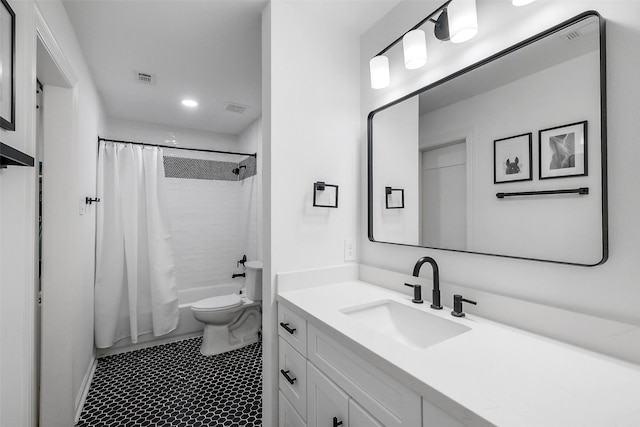 full bathroom featuring visible vents, shower / bath combo, vanity, toilet, and recessed lighting