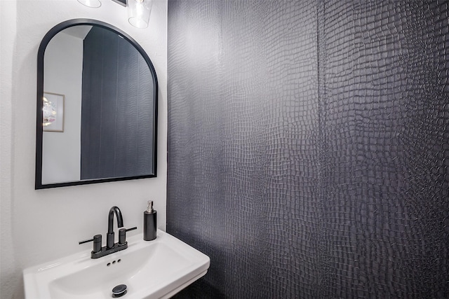 bathroom featuring a sink