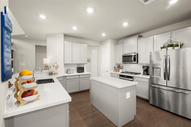 17010 Bainham Forest Trl, Hockley, TX 77447 - kitchen featuring stainless steel appliances, a sink, backsplash, recessed lighting, and light countertops