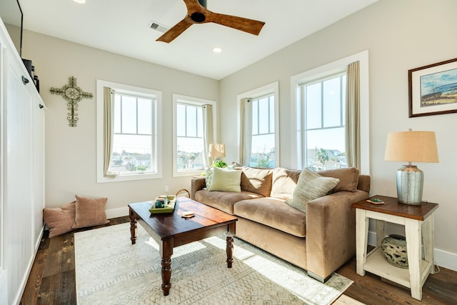 living room with recessed lighting, visible vents, dark wood-style flooring, baseboards, and ceiling fan