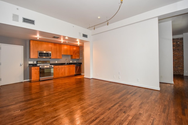 915 Franklin St Unit 4A, Houston, TX 77002 - unfurnished living room with a sink, dark wood-type flooring, and baseboards