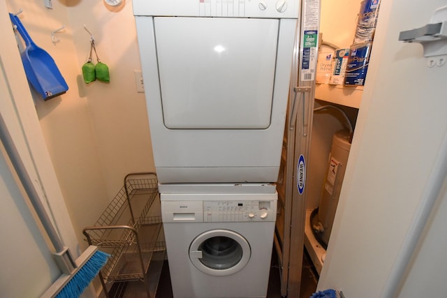 915 Franklin St Unit 4A, Houston, TX 77002 - clothes washing area featuring stacked washing machine and dryer