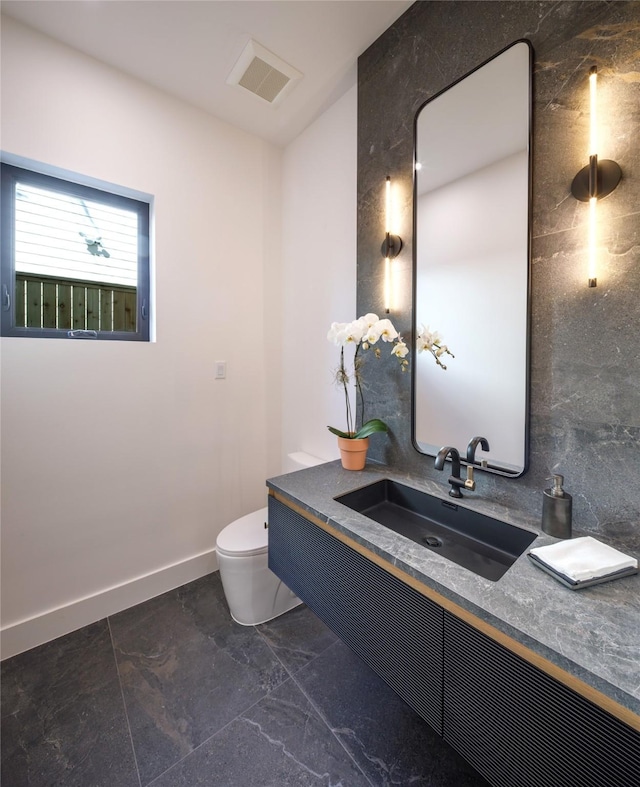 2239 Colquitt St, Houston, TX 77098 - bathroom featuring toilet, baseboards, visible vents, and vanity