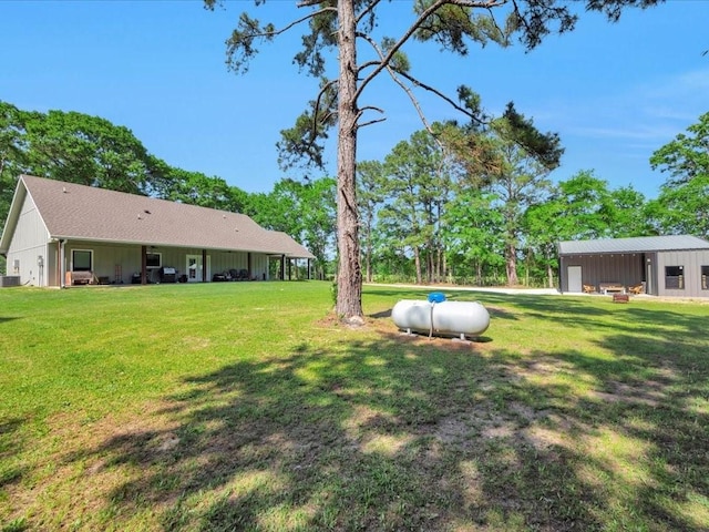 view of yard featuring an outdoor structure and a pole building