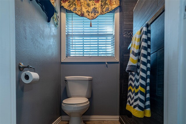 120 Sugar Ln, Lufkin, TX 75904 - full bathroom featuring a shower with shower curtain, toilet, and baseboards
