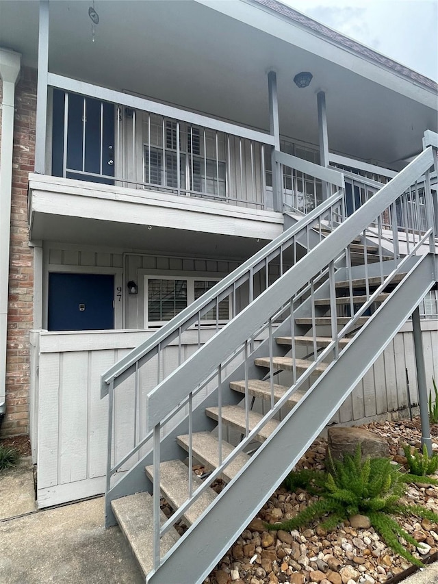 2250 Bering Dr Unit 98, Houston, TX 77057 - view of staircase
