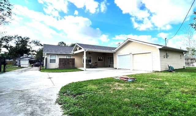view of front of home with ceiling fan, fence, driveway, and a front yard