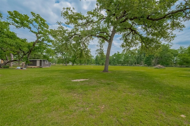 view of yard with an outbuilding