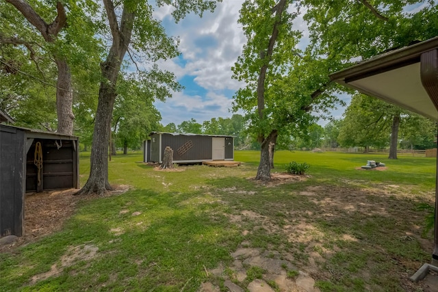 view of yard with an outdoor structure