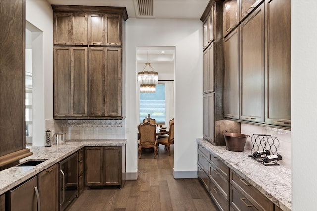 bar featuring an inviting chandelier, visible vents, wine cooler, dark wood-style floors, and backsplash