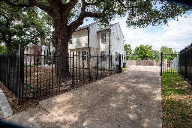 2817 Southmore Blvd, Houston, TX 77004 - view of property exterior featuring a fenced front yard