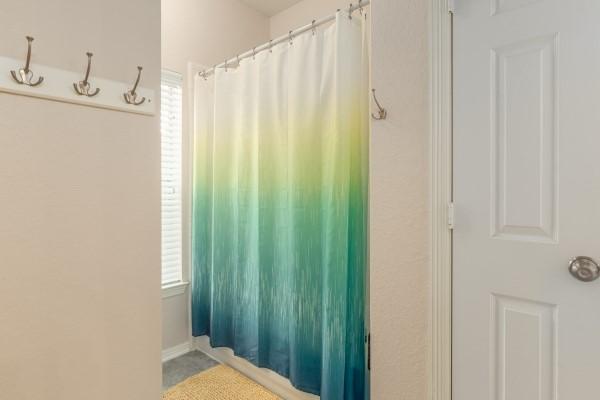 full bathroom featuring a shower with curtain