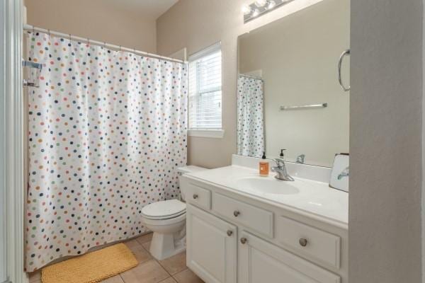 full bathroom featuring a shower with shower curtain, tile patterned flooring, vanity, and toilet
