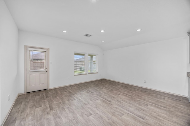 spare room with light wood finished floors, plenty of natural light, visible vents, and recessed lighting