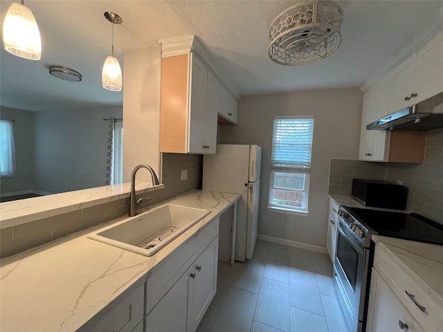 10555 Turtlewood Ct Unit 1008, Houston, TX 77072 - kitchen featuring electric range, backsplash, under cabinet range hood, and a sink
