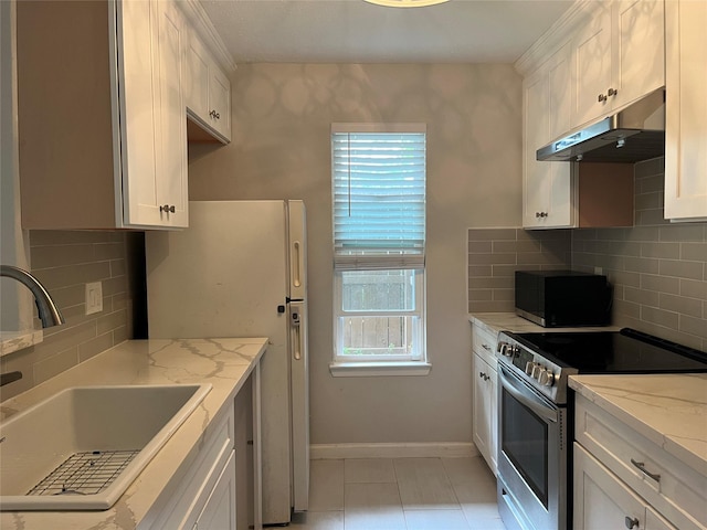 10555 Turtlewood Ct Unit 1008, Houston, TX 77072 - kitchen featuring a sink, stainless steel range with electric cooktop, black microwave, under cabinet range hood, and freestanding refrigerator