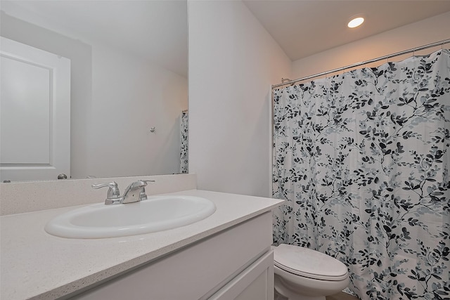 24119 Maple Turn Ln, Hockley, TX 77447 - bathroom featuring toilet, vanity, curtained shower, and recessed lighting