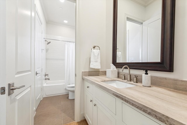 bathroom featuring shower / bath combo with shower curtain, crown molding, vanity, and toilet