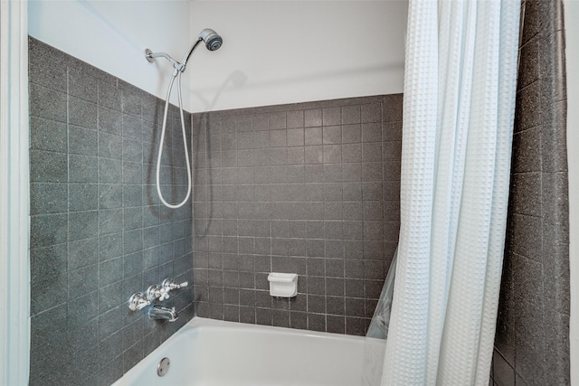 bathroom with shower / tub combo