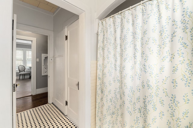 full bathroom featuring a shower with shower curtain