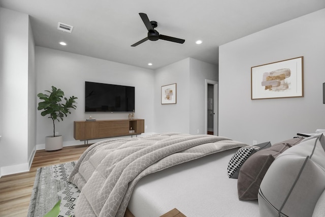 6817 Peerless St, Houston, TX 77021 - bedroom featuring light wood-type flooring, baseboards, visible vents, recessed lighting, and ceiling fan