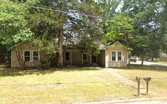 single story home with a front lawn