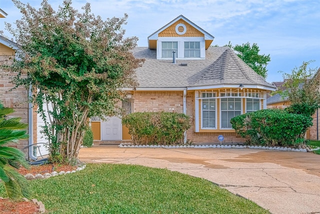 view of front of property featuring a shingled roof