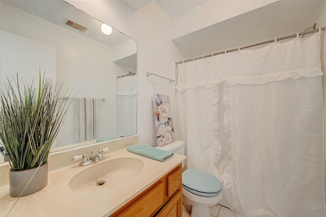 bathroom with toilet, vanity, a shower with shower curtain, and visible vents