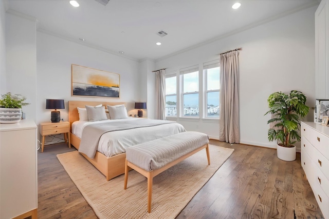 bedroom featuring visible vents, recessed lighting, light wood-style floors, and baseboards