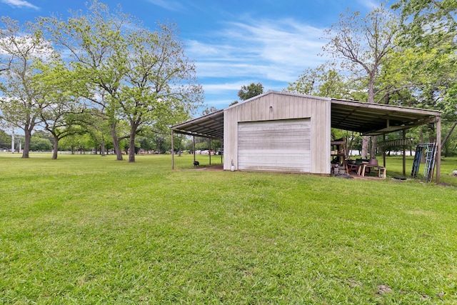 view of outdoor structure with an outdoor structure and driveway