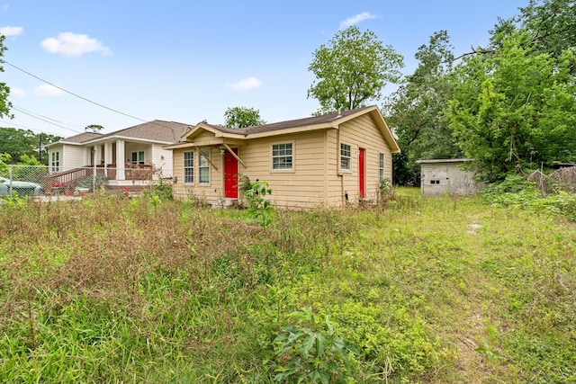 ranch-style house with covered porch