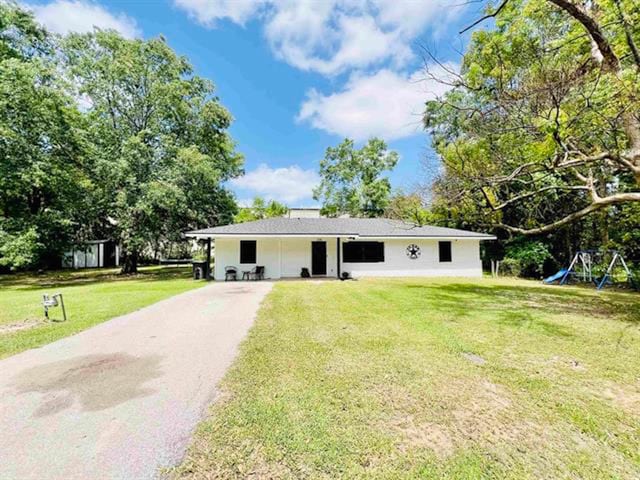 bungalow featuring driveway and a front yard