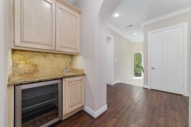 bar with beverage cooler, dark wood-style floors, wet bar, visible vents, and tasteful backsplash
