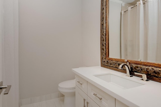 full bathroom with toilet, a shower with curtain, vanity, and baseboards
