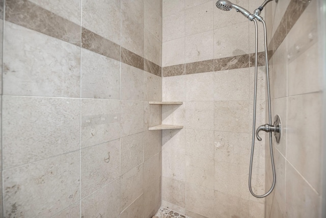 bathroom featuring tiled shower