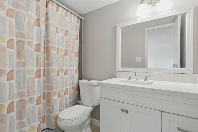 full bath with toilet, vanity, and a shower with shower curtain